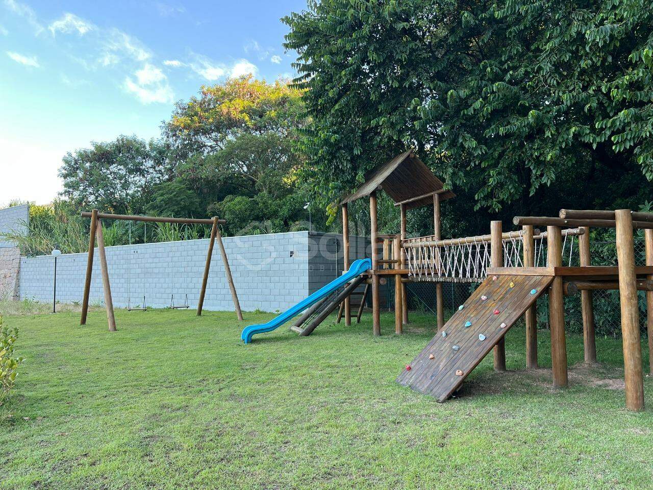 Terreno em condomínio à venda no Pinheirinho: 