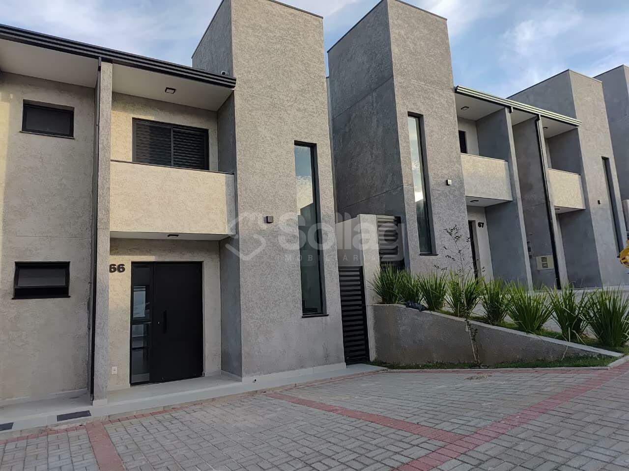 Casa em condomínio para aluguel no Vila Omizollo: 