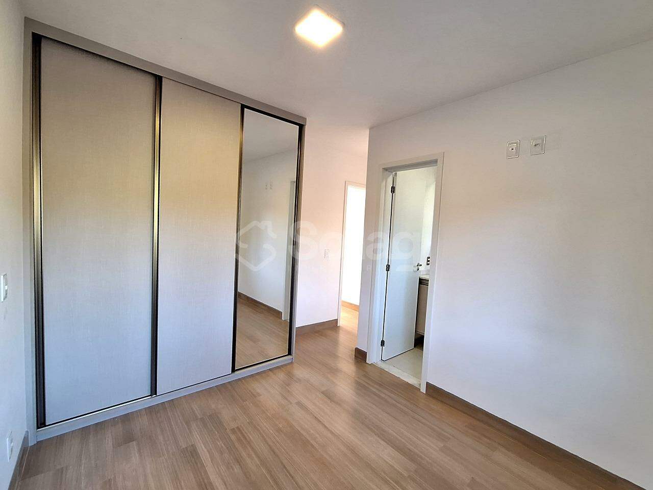 Casa em condomínio para aluguel no Vila Omizollo: 