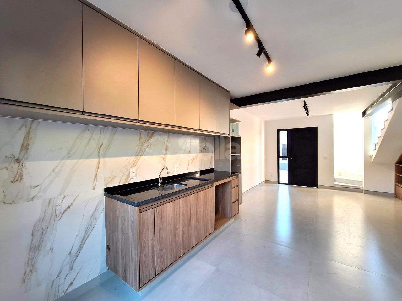 Casa em condomínio para aluguel no Vila Omizollo: 