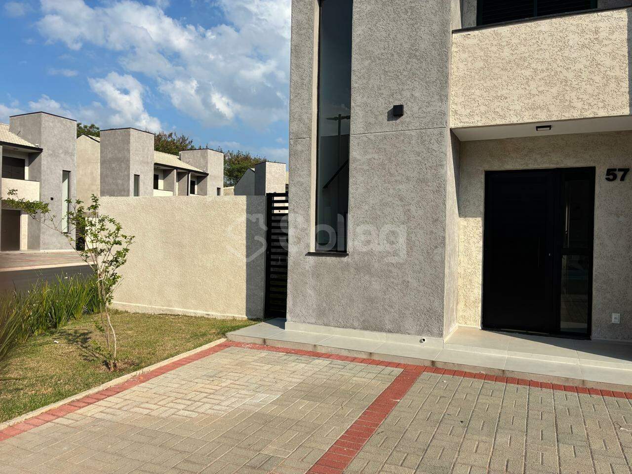 Casa em condomínio para aluguel no Vila Omizollo: 