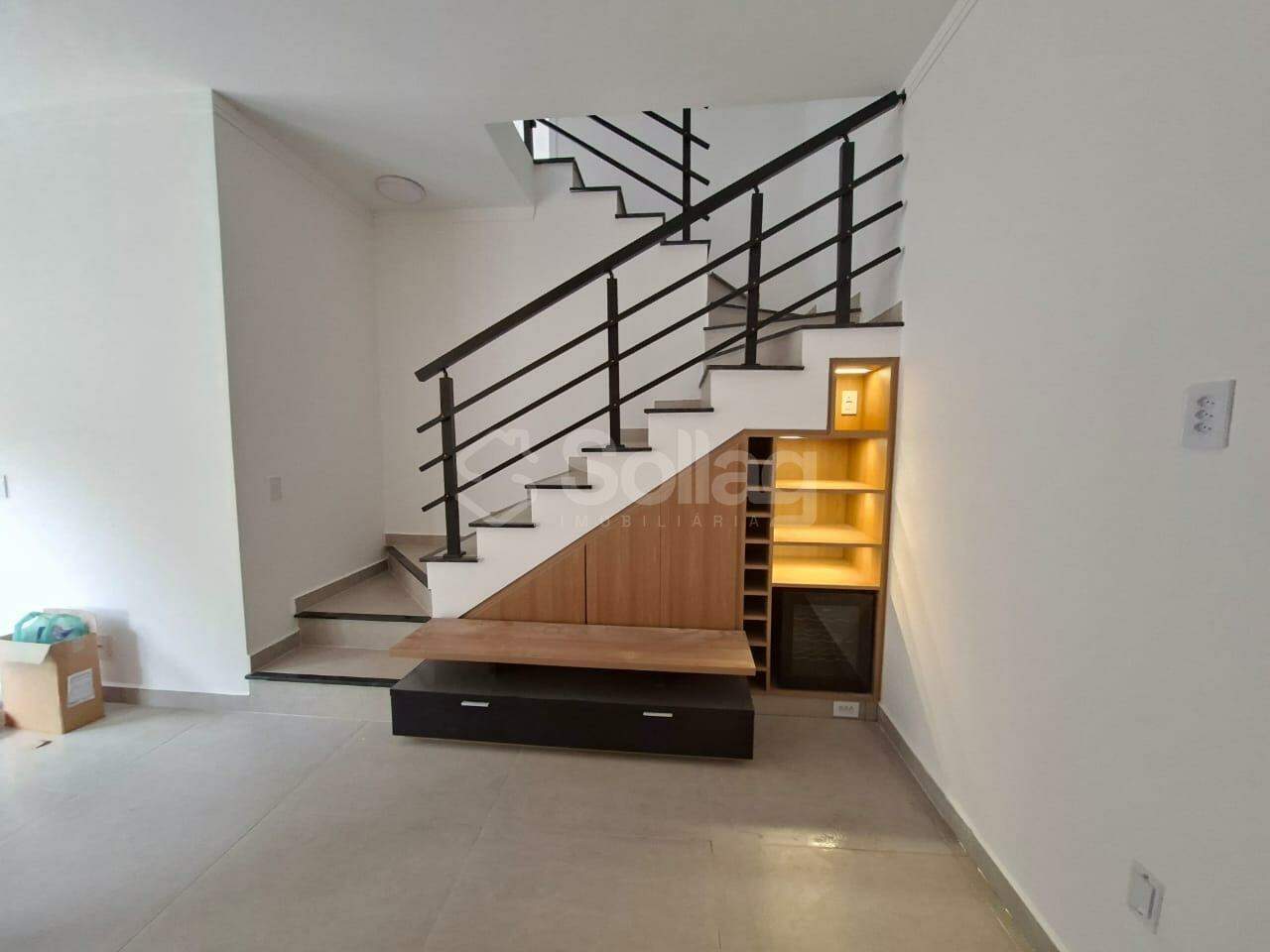 Casa em condomínio para aluguel no Vila Omizollo: 