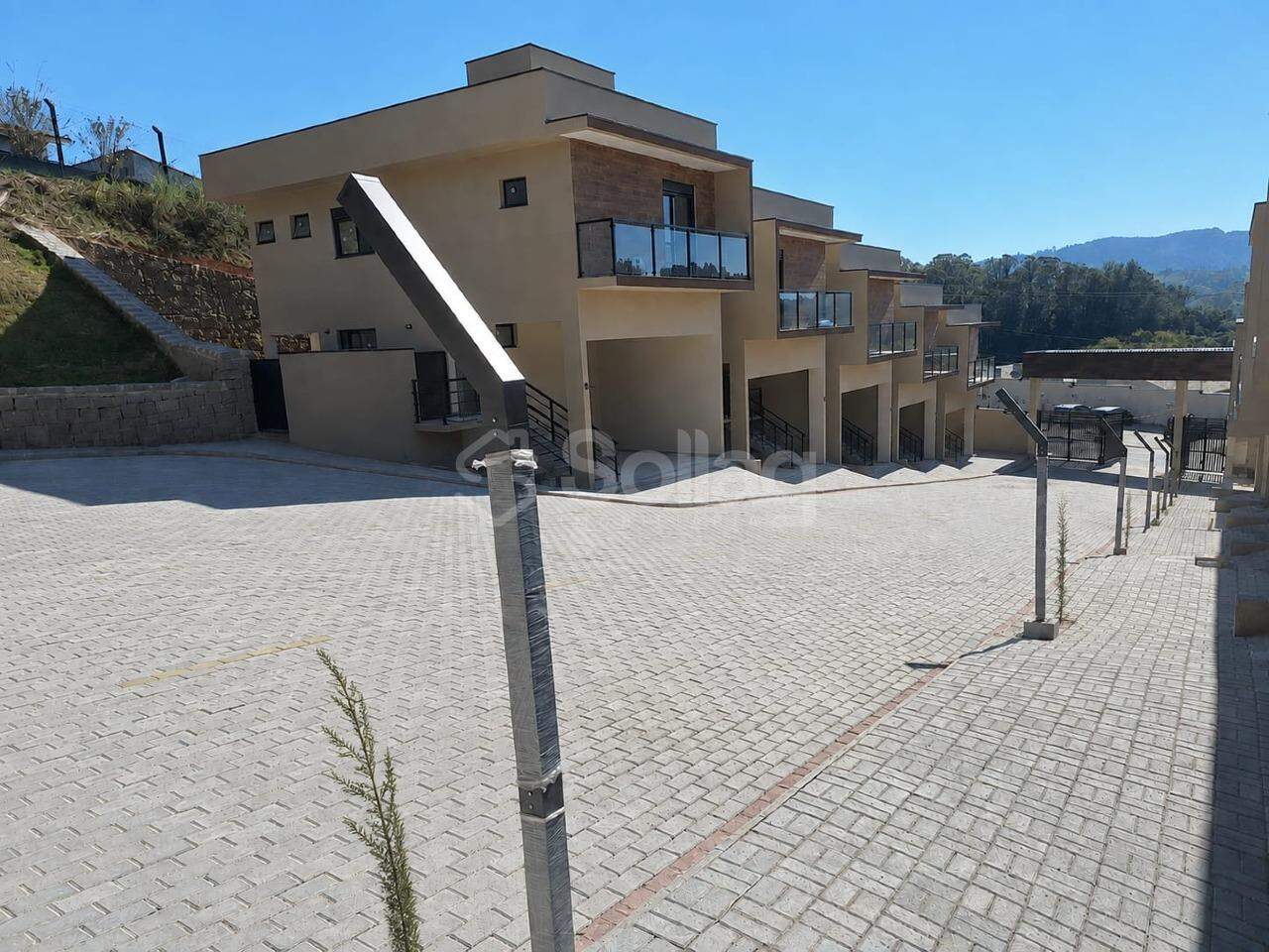 Casa em condomínio para aluguel no Vila Omizollo: 