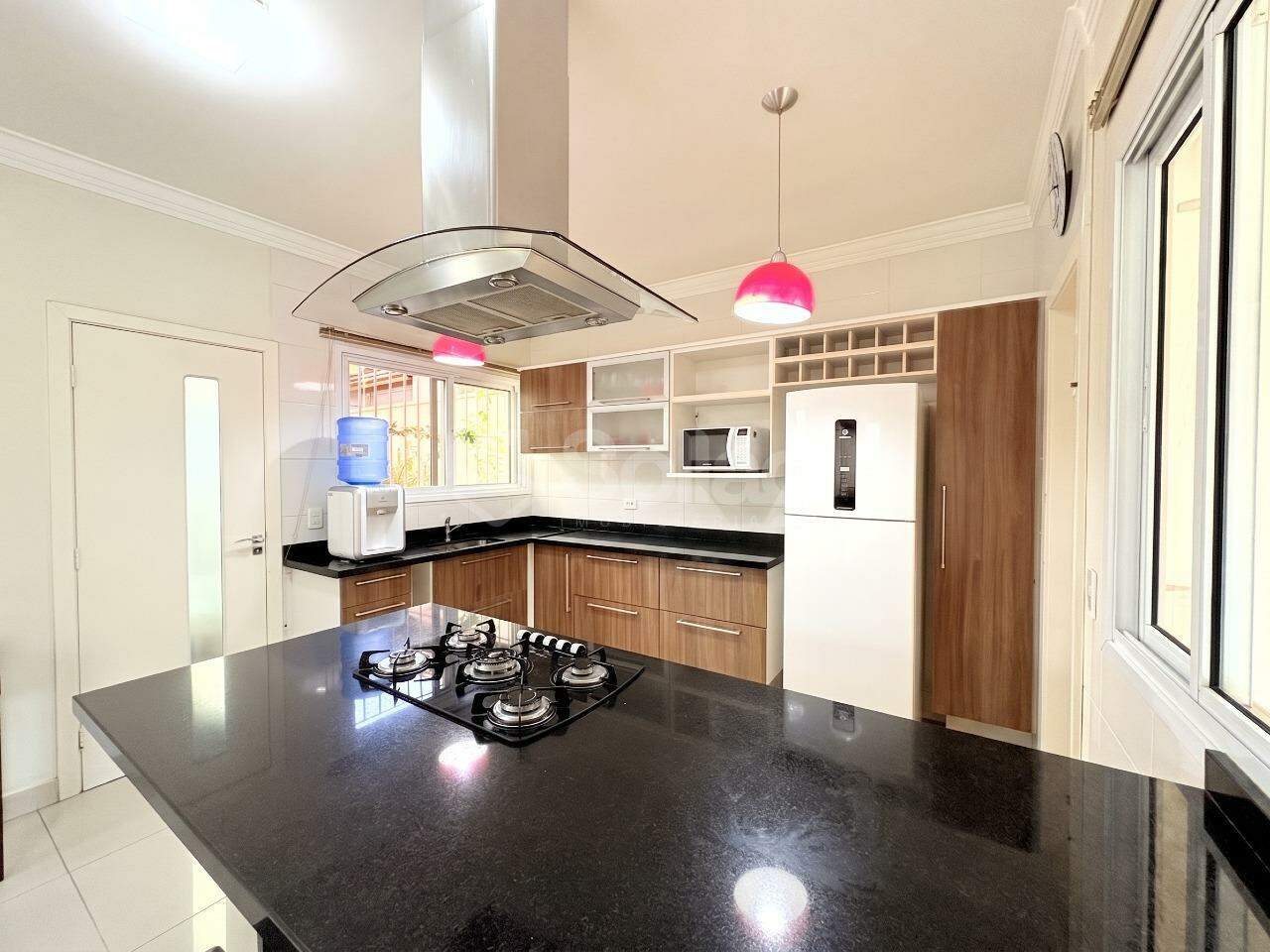 Casa à venda no Parque Nova Suiça: Cozinha Planejada, com cooktop, forno elétrico e coifa.