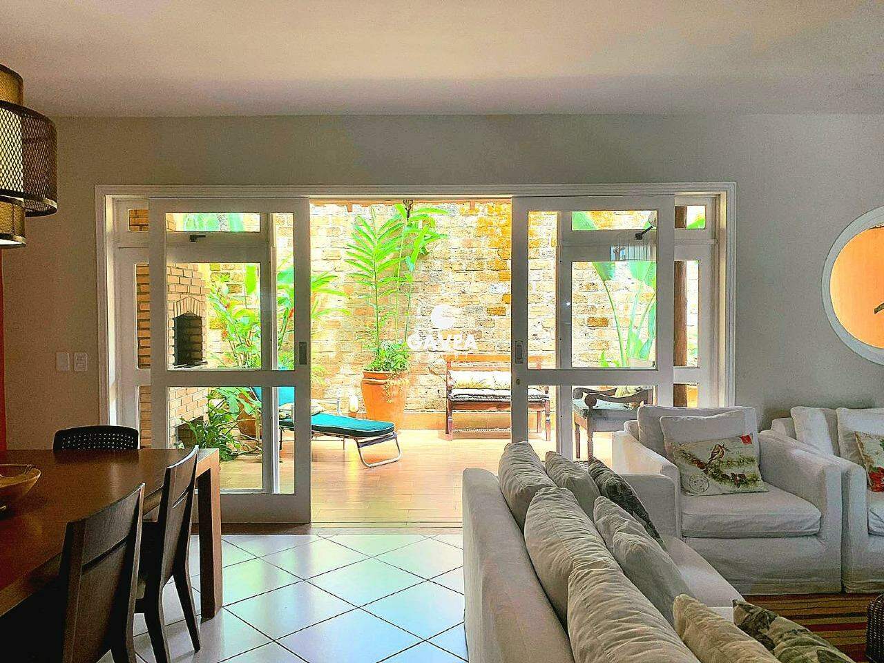 Casa à venda no Camburizinho: 