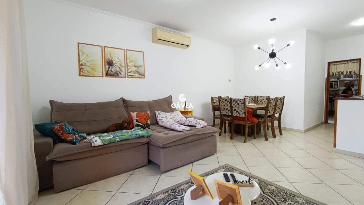 Casa à venda no Jardim Independência: sala 2 ambientes com sacada