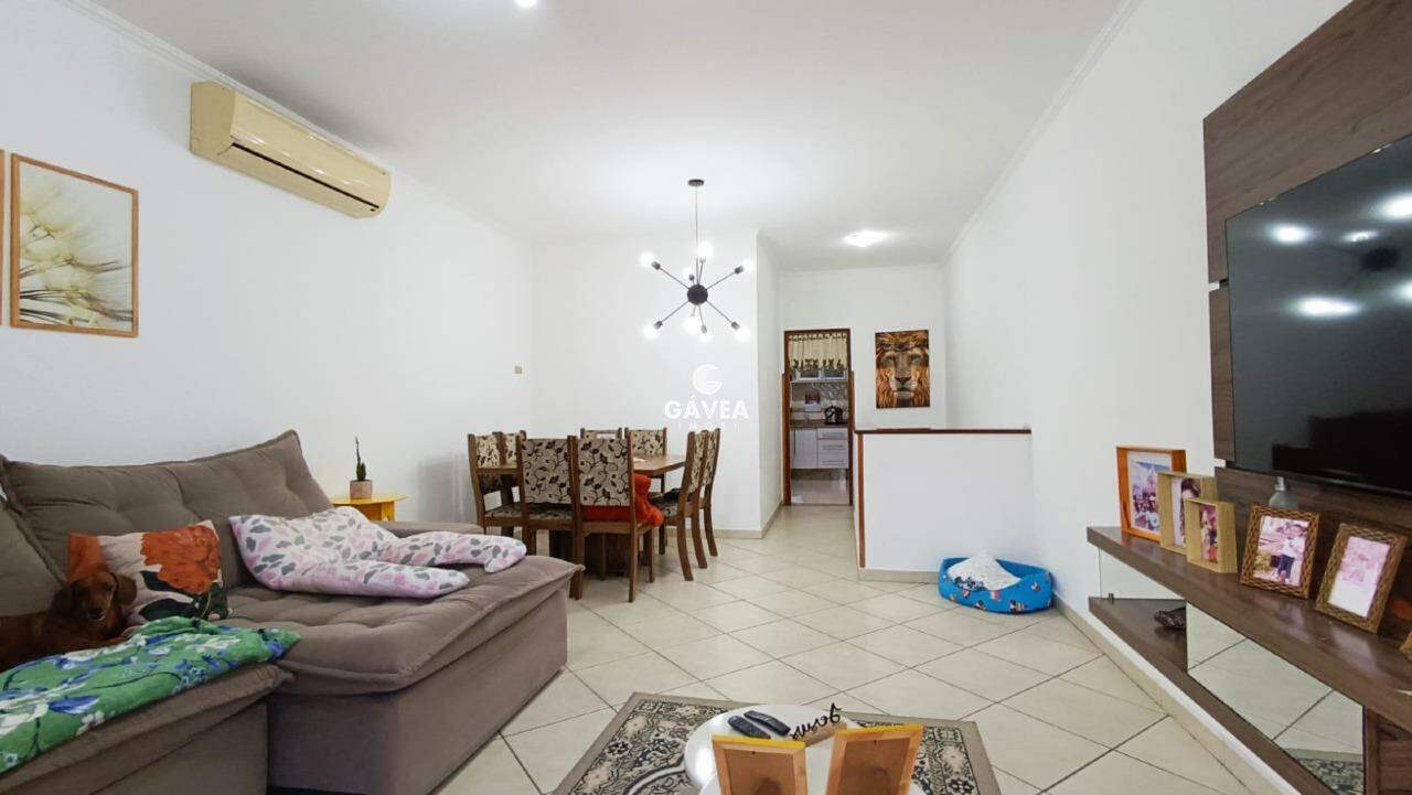 Casa à venda no Jardim Independência: sala 2 ambientes com sacada