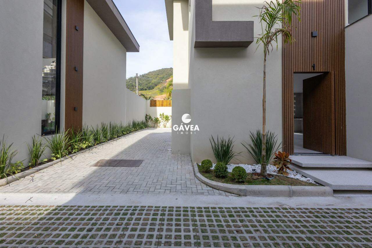 Casa à venda no Camburi: 