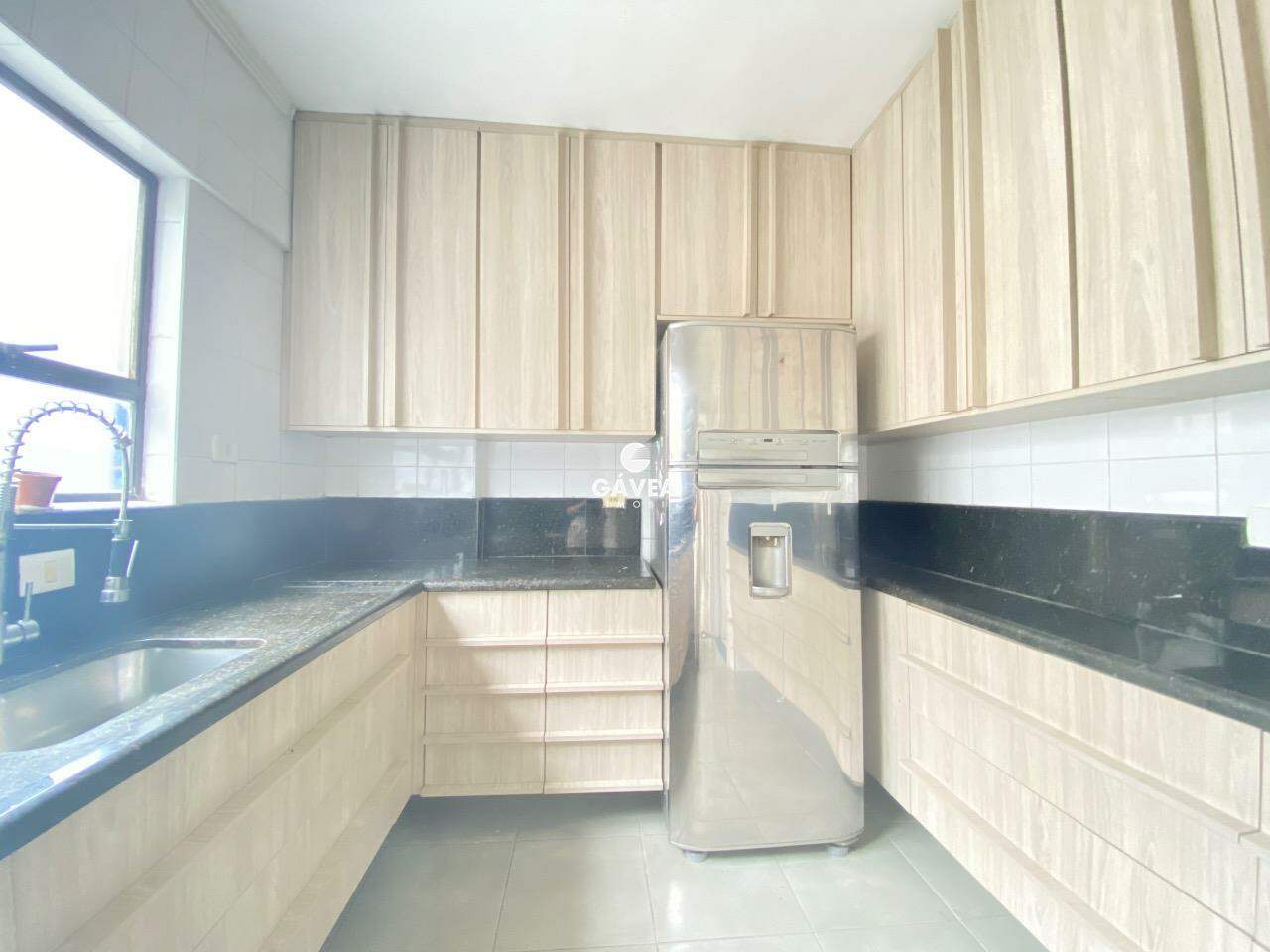 Cobertura à venda no Centro: cozinha equipada e com armários