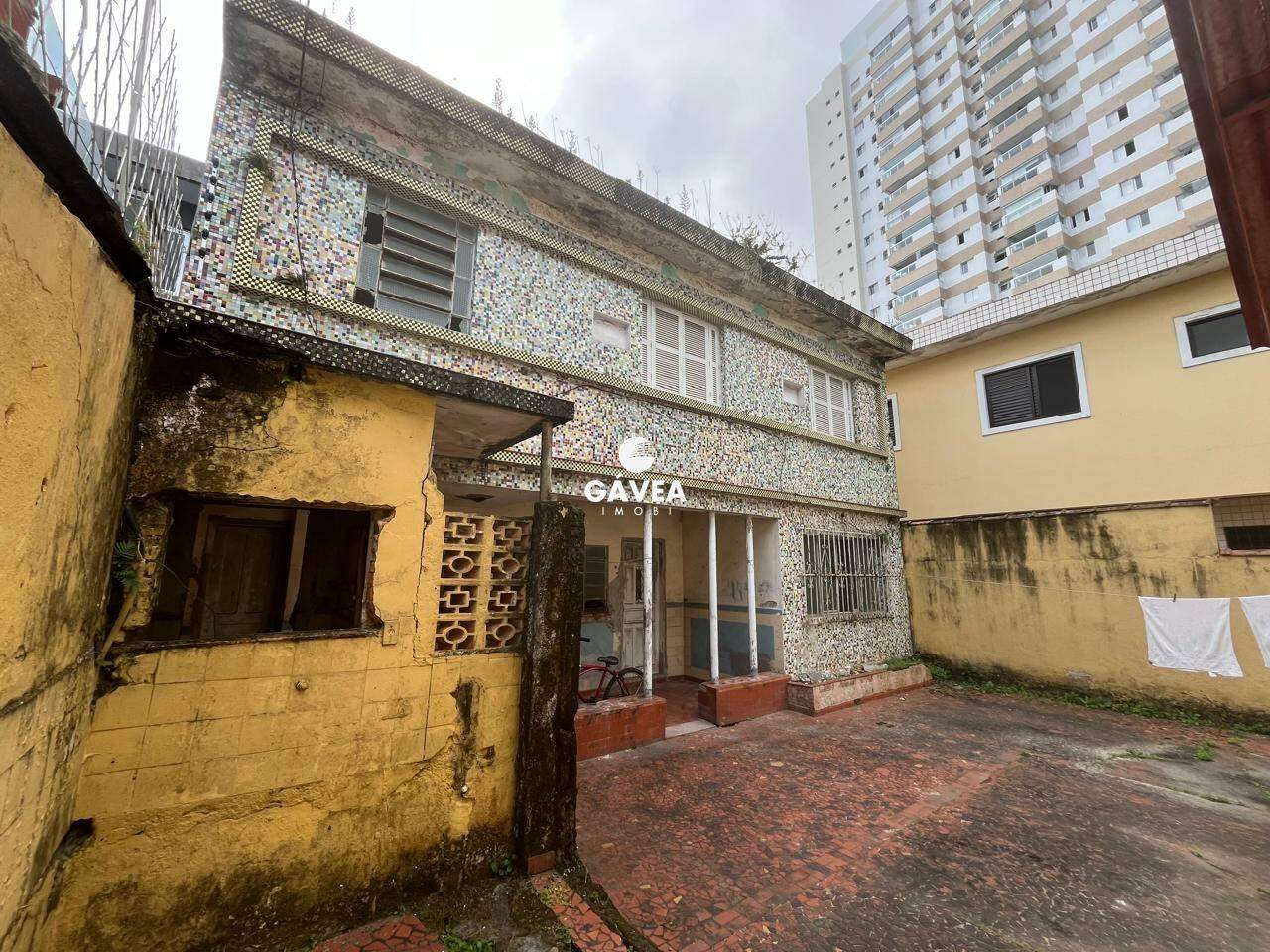 Terreno à venda no Vila Valença: sobrado nos fundos