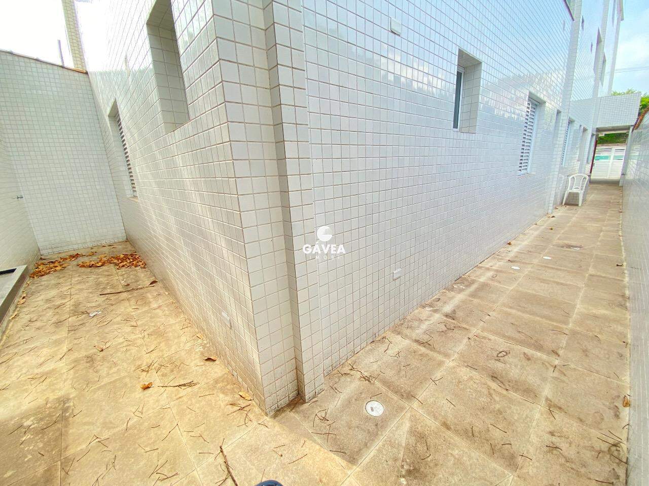 Casa à venda no Boqueirão: quintal lateral que da acesso aos fundos