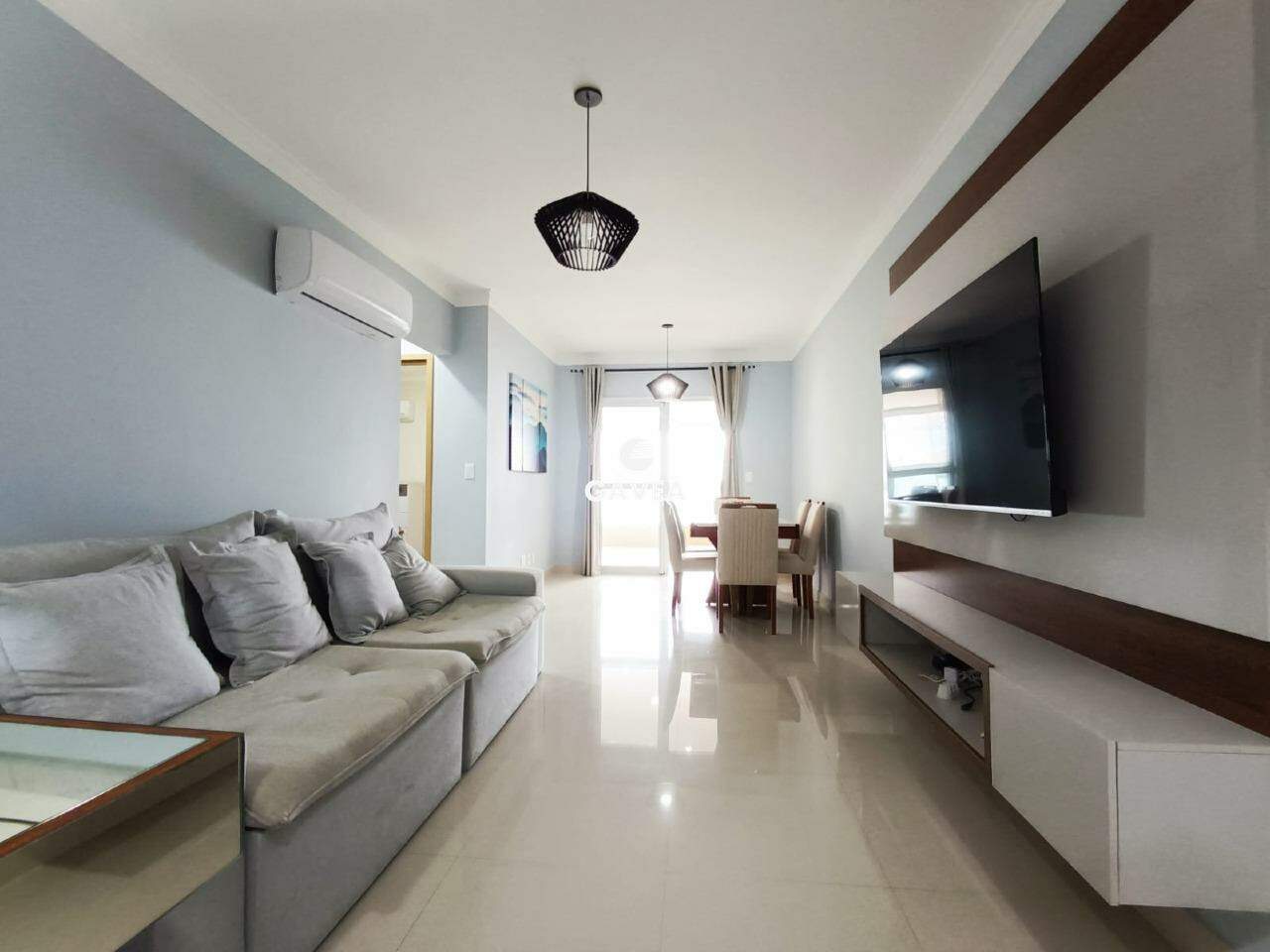 Apartamento à venda no Canto do Forte: sala 2 ambientes com sacada