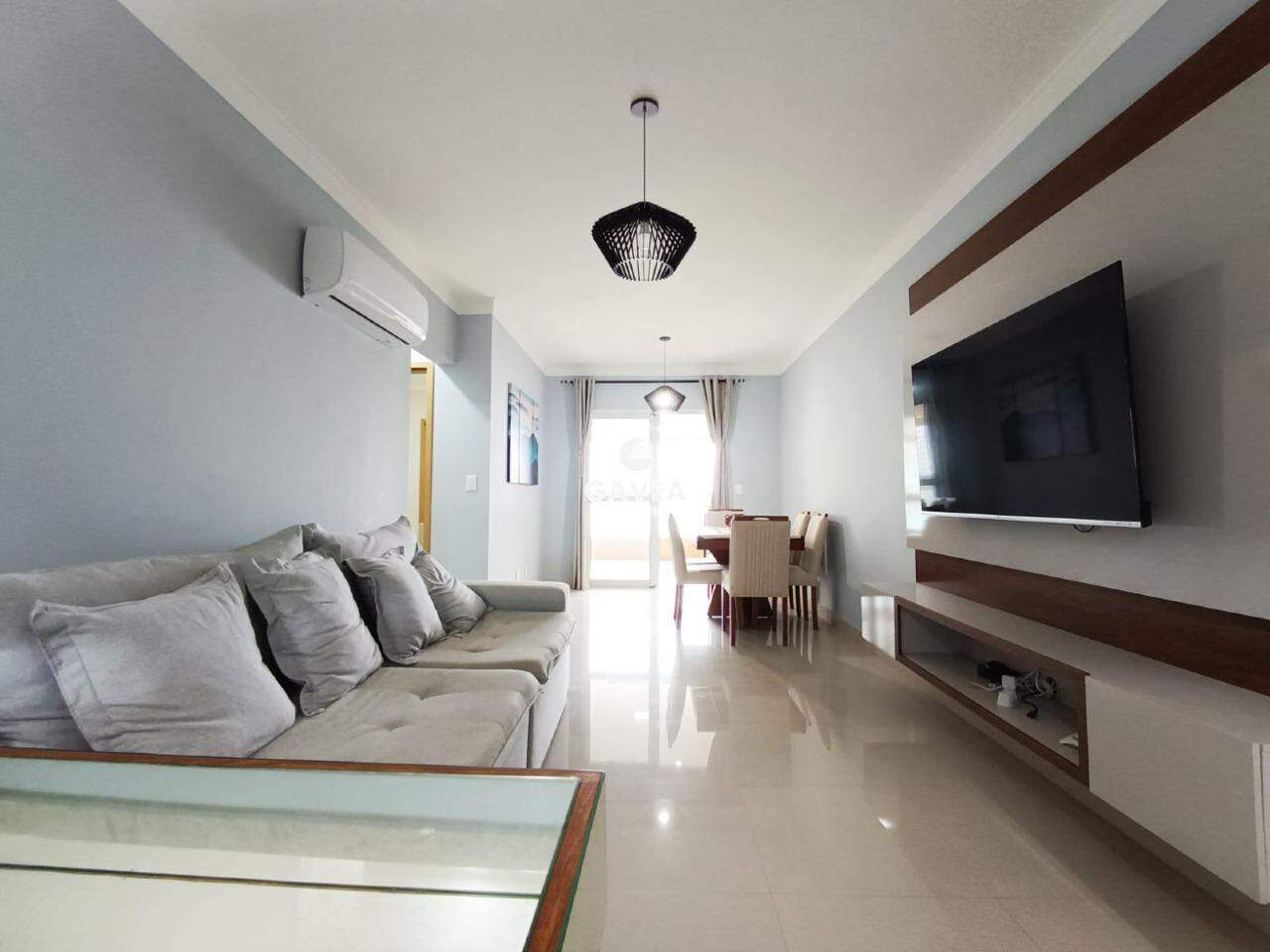 Apartamento à venda no Canto do Forte: sala 2 ambientes com sacada