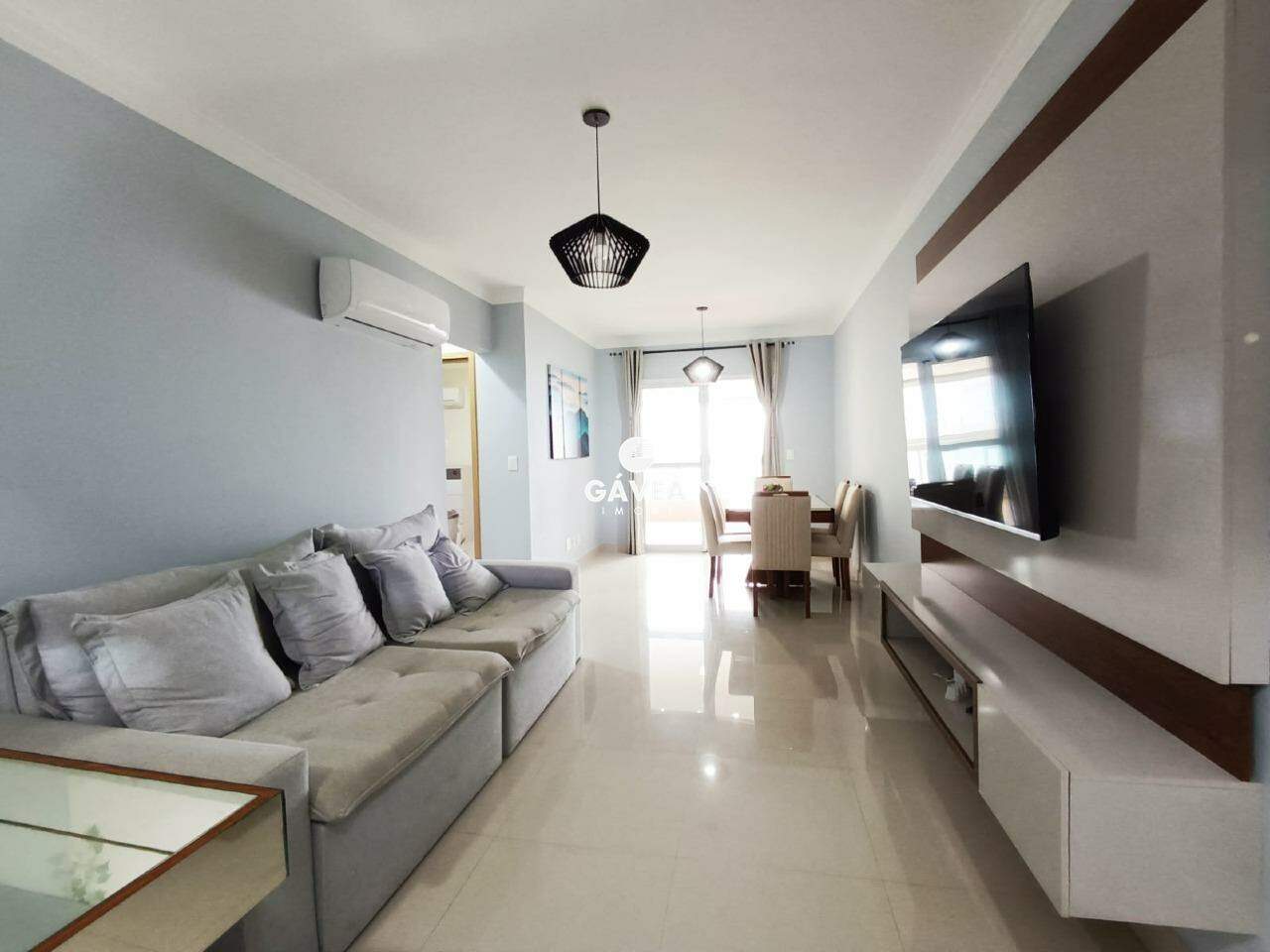 Apartamento à venda no Canto do Forte: sala 2 ambientes com sacada