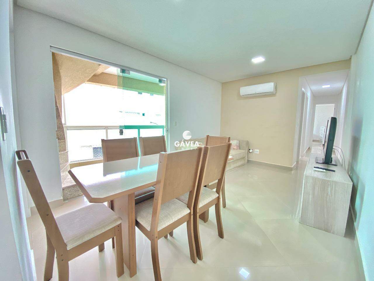 Apartamento à venda no Pitangueiras: sala par 2 ambientes com sacada