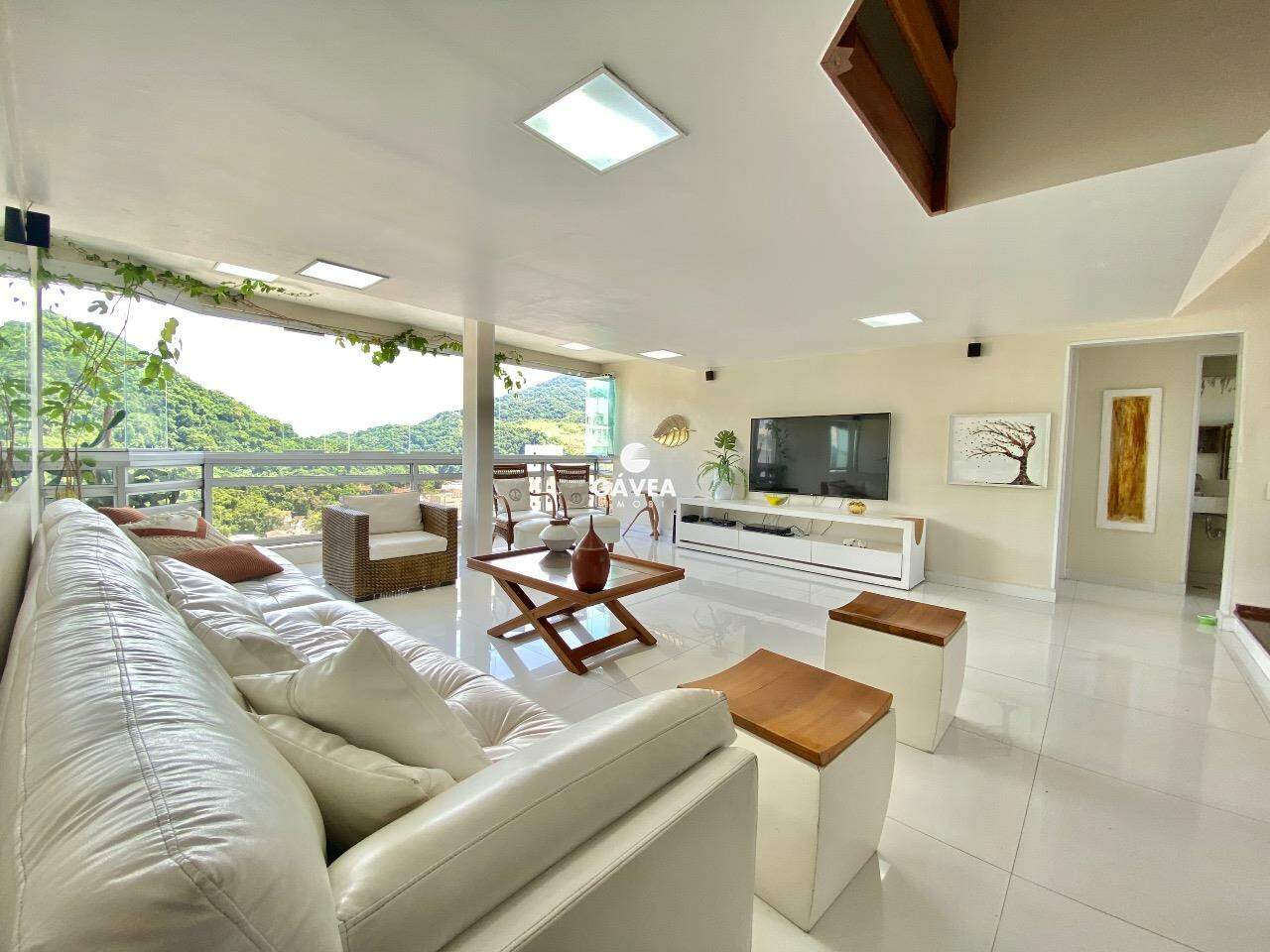 Apartamento à venda no Pitangueiras: sala para 3 ambientes