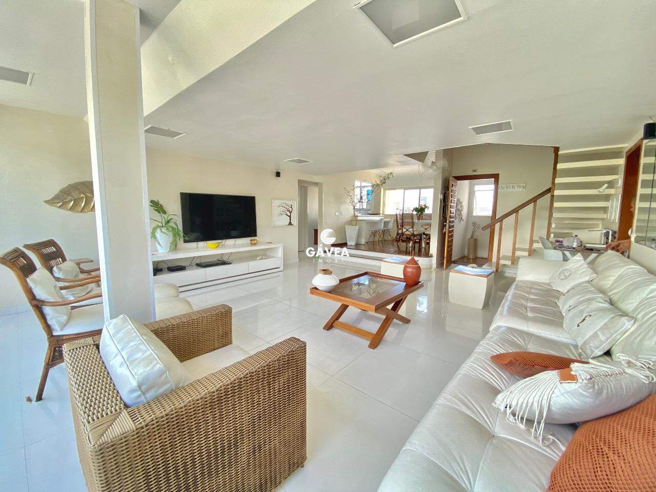 Apartamento à venda no Pitangueiras: sala para 3 ambientes