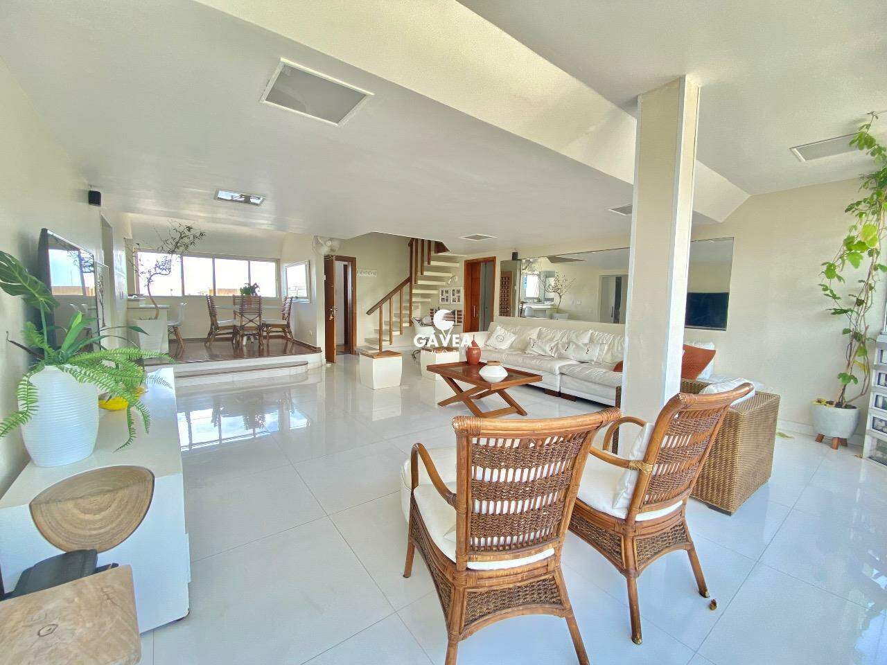 Apartamento à venda no Pitangueiras: sala para 3 ambientes