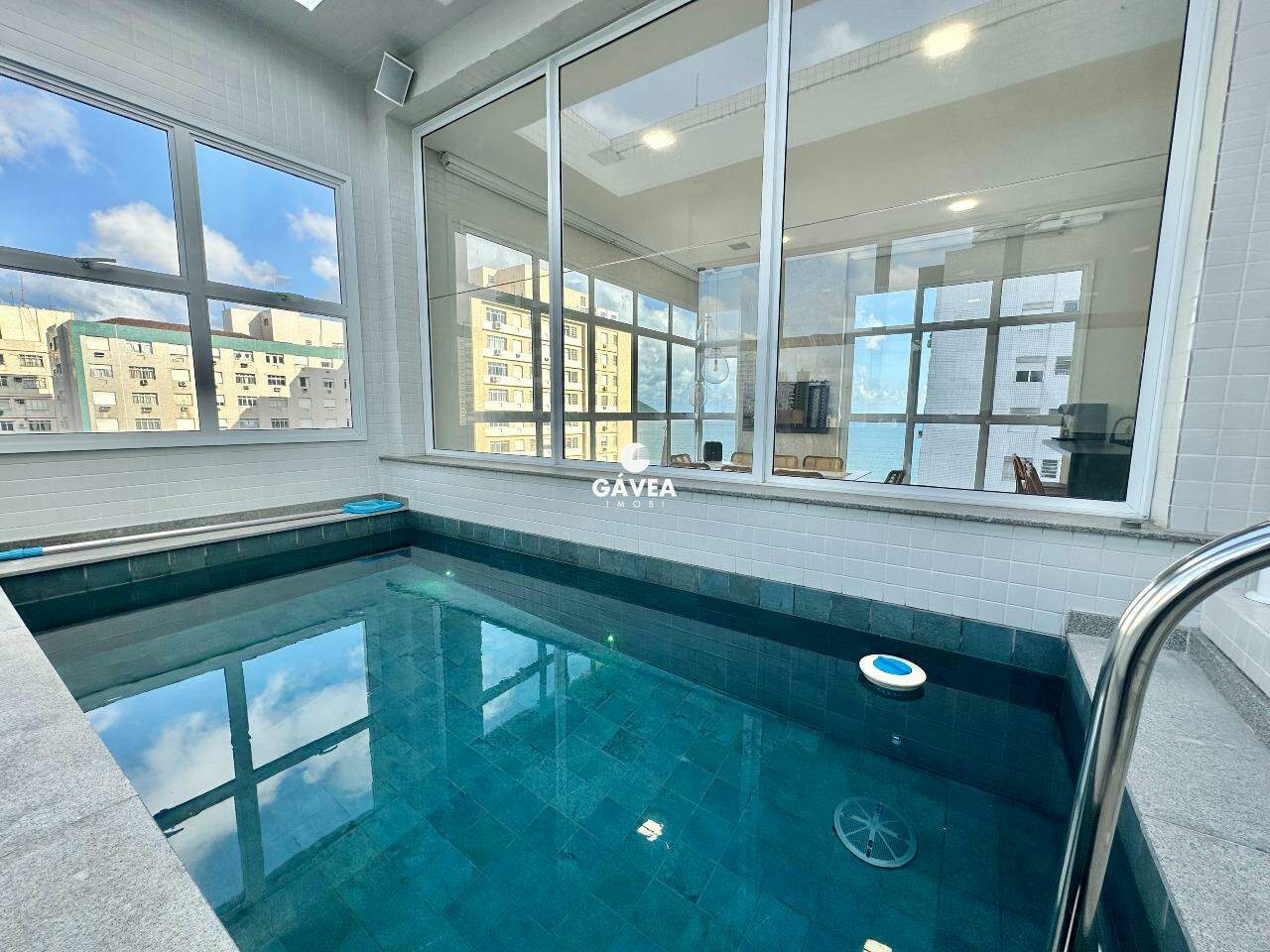 Cobertura à venda no Embaré: 