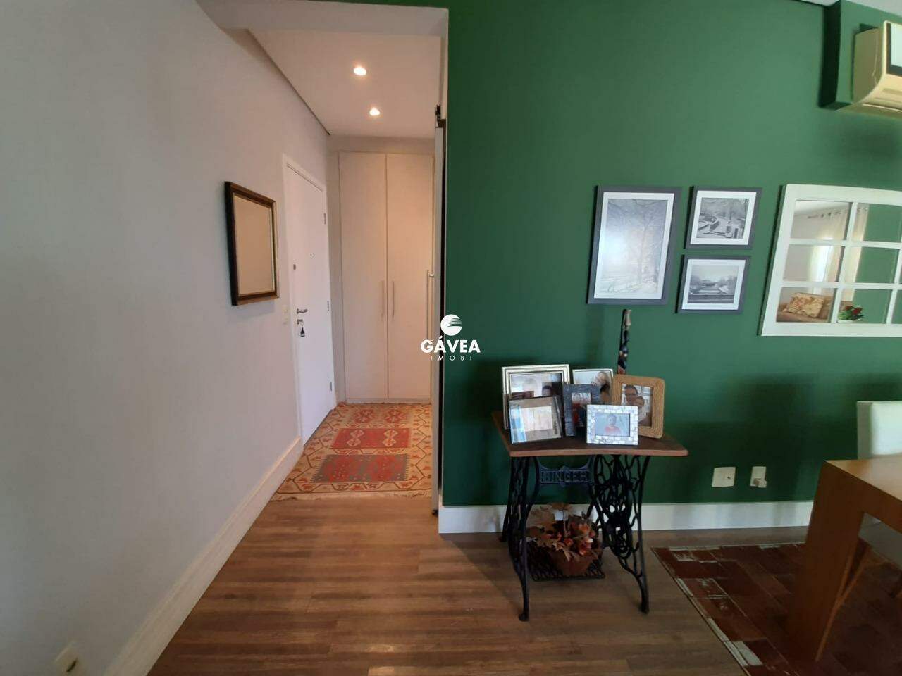 Cobertura à venda no Ponta da Praia: hall entrada  entre cozinha e  sala da cobertura