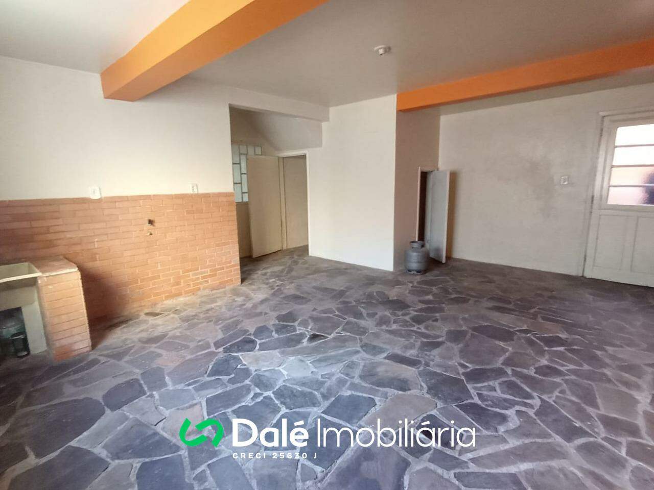 Casa à venda no Menino Deus: ESPAÇO AMPLO PARA LAVANDERIA