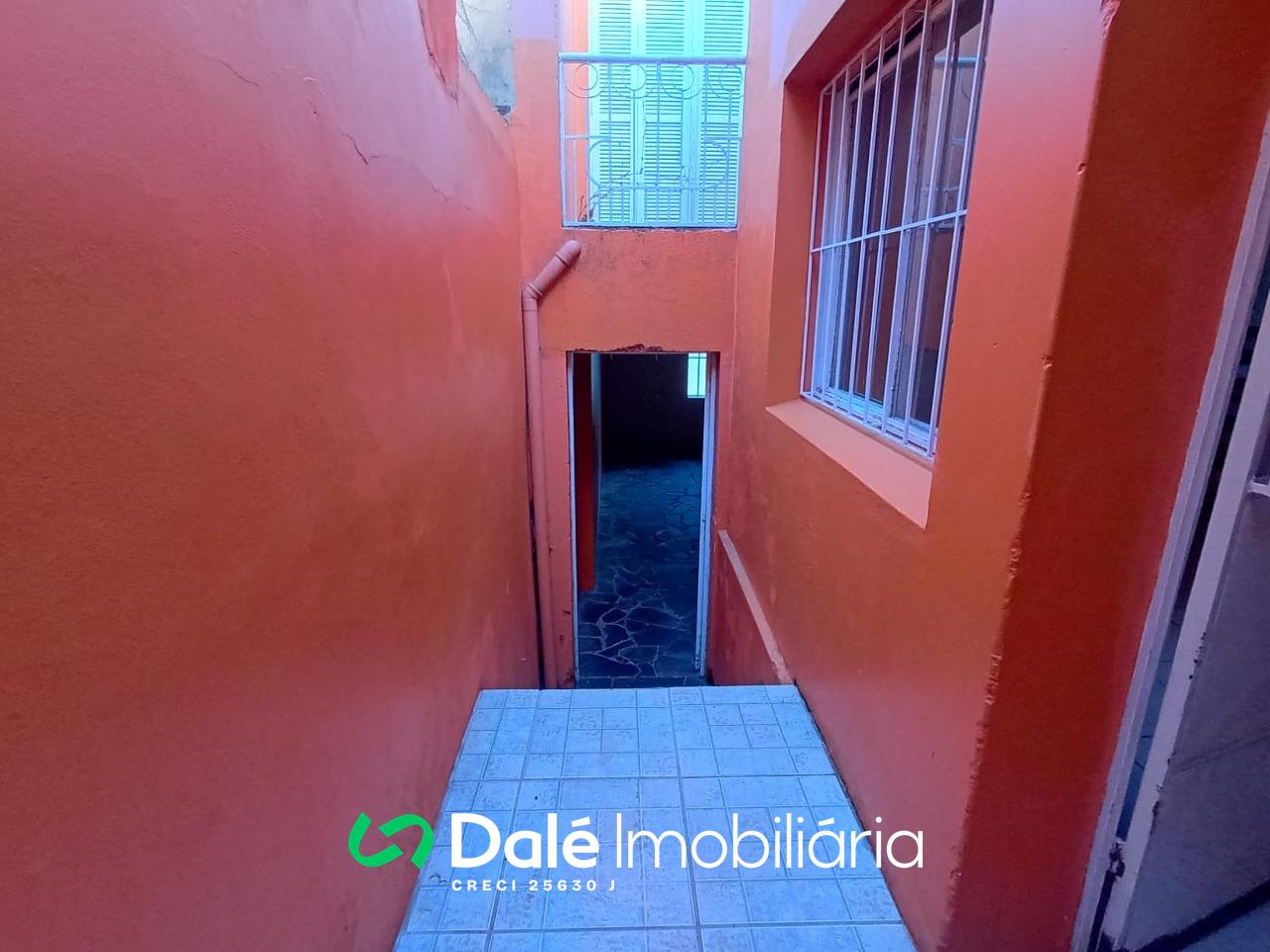 Casa para aluguel no Menino Deus: CORREDOR COM ESCADAS PARA ACESSO AO PÁTIO