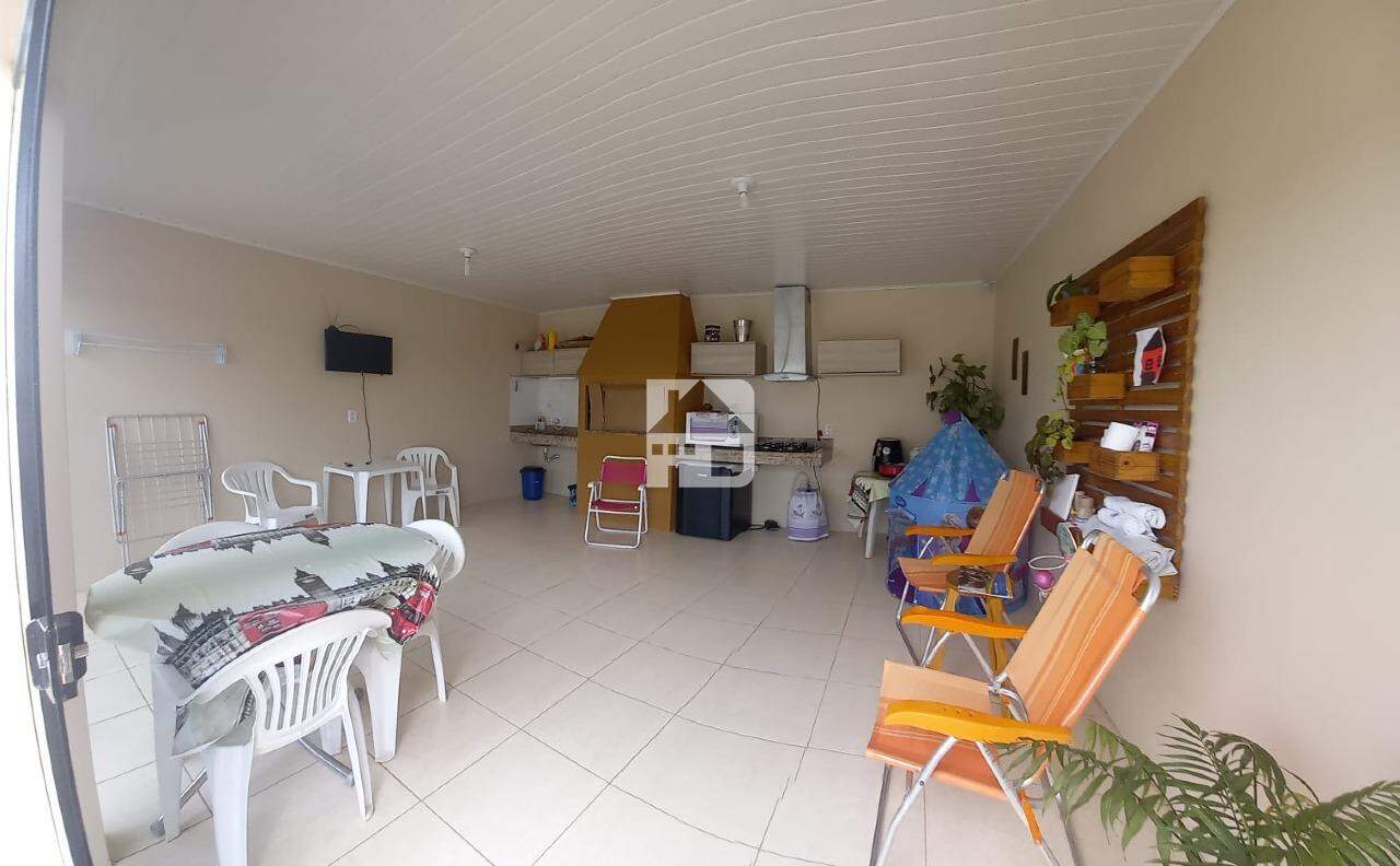 Casa à venda no Floresta: área de lazer com cozinha e churrasqueira