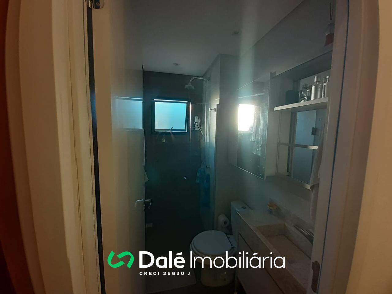 Casa à venda no Industrial I: banheiro entre os dormitórios
