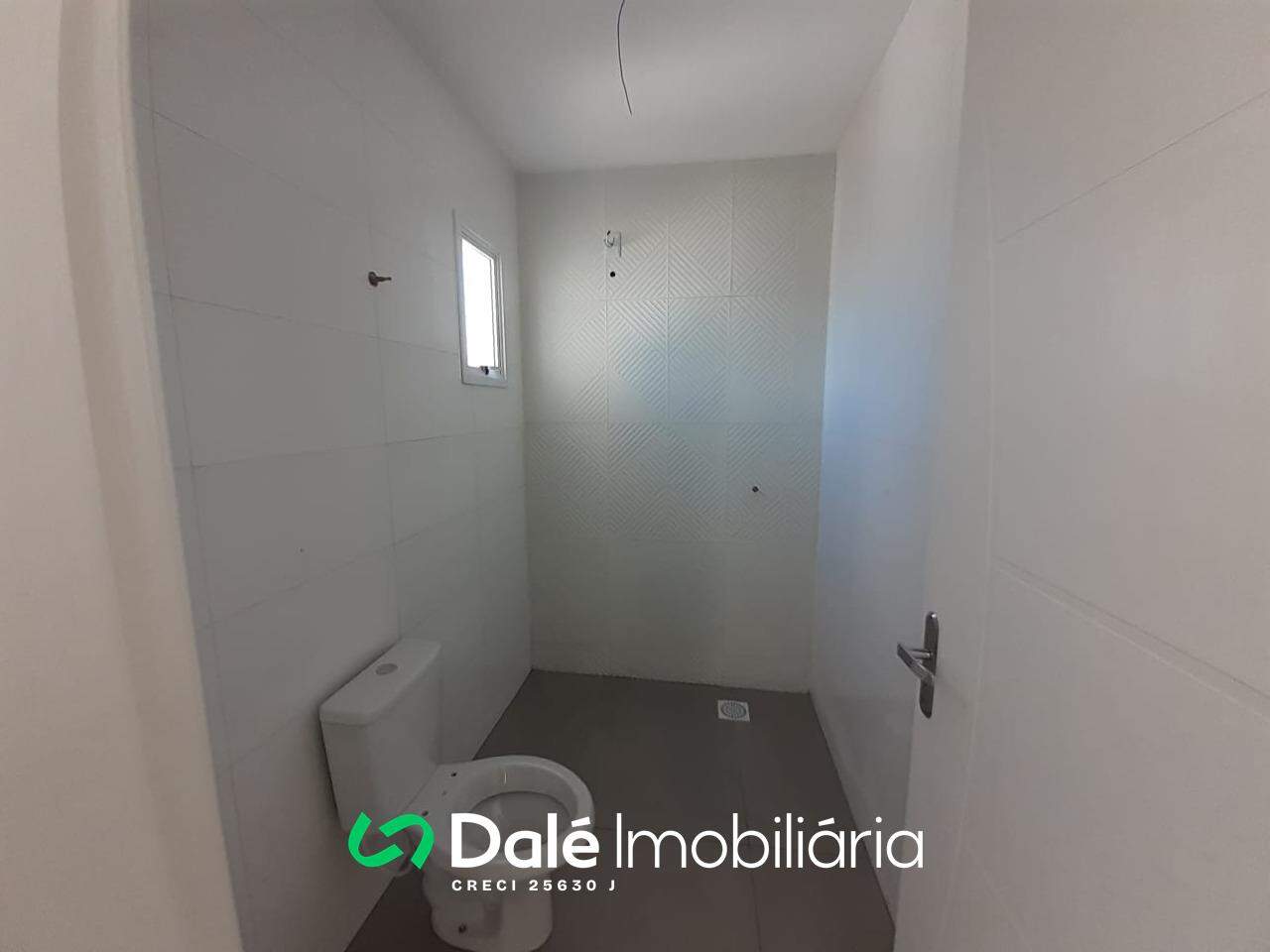 Casa à venda no Industrial I: Banheiro social entre os dormitórios