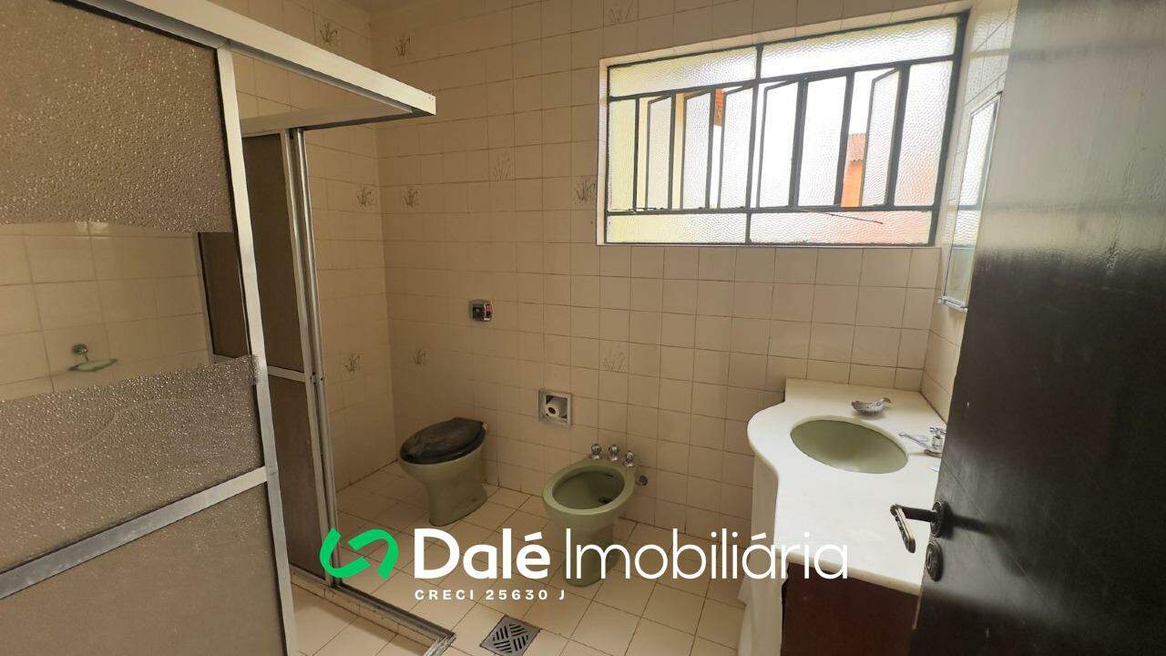 Casa à venda no Centro: banheiro social 