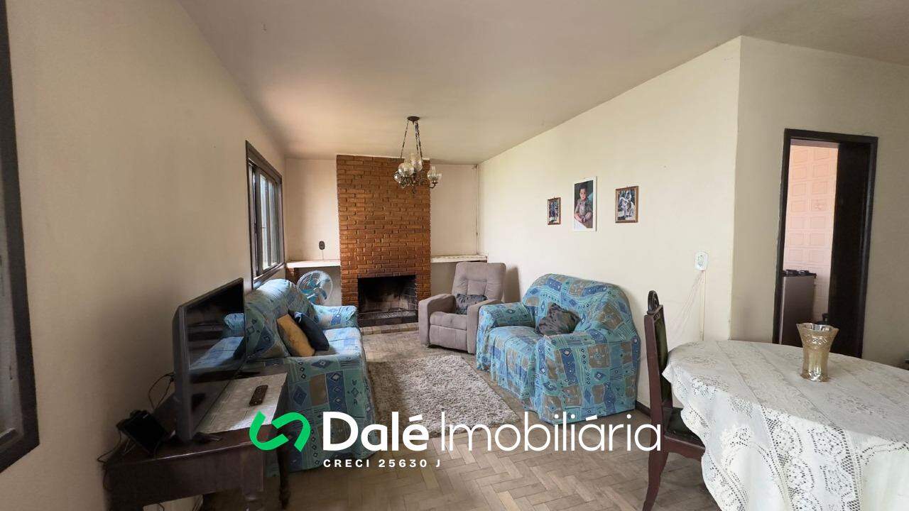 Casa à venda no Centro: sala com lareira