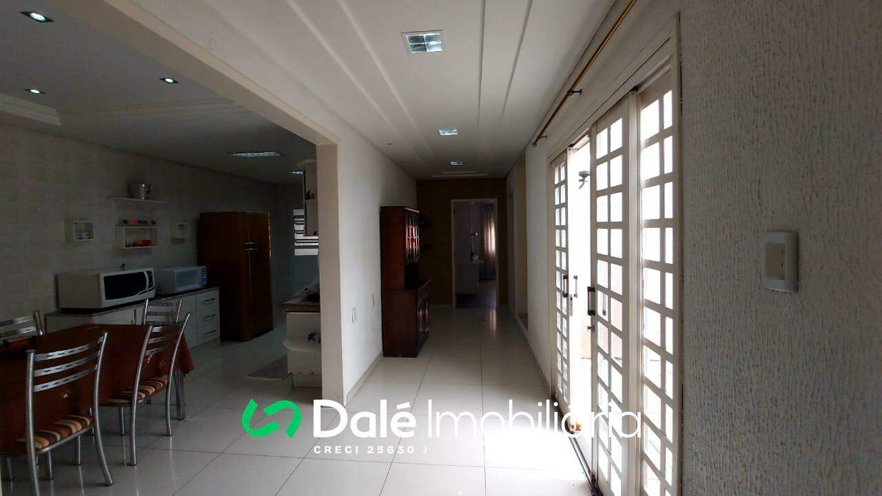 Casa à venda no Centro: corredor para cozinha e demais dependências
