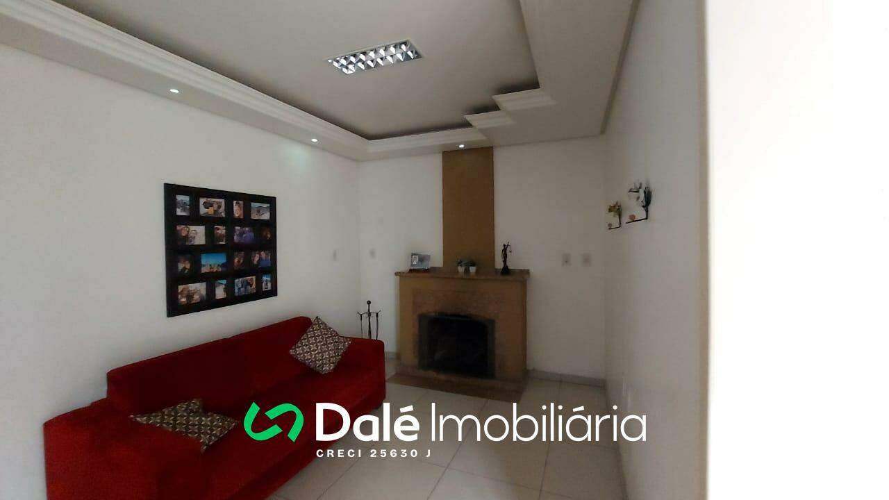 Casa à venda no Centro: sala tv e lareira