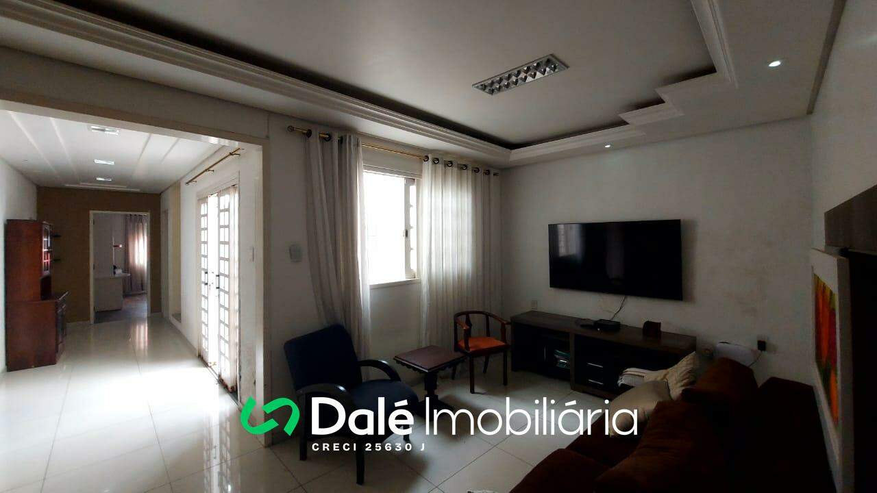 Casa à venda no Centro: sala de tv e lareira