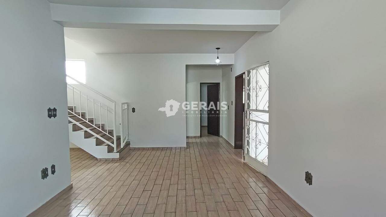 Casa para aluguel no SÃO JOSÉ: 03 - SALA 1° ANDAR