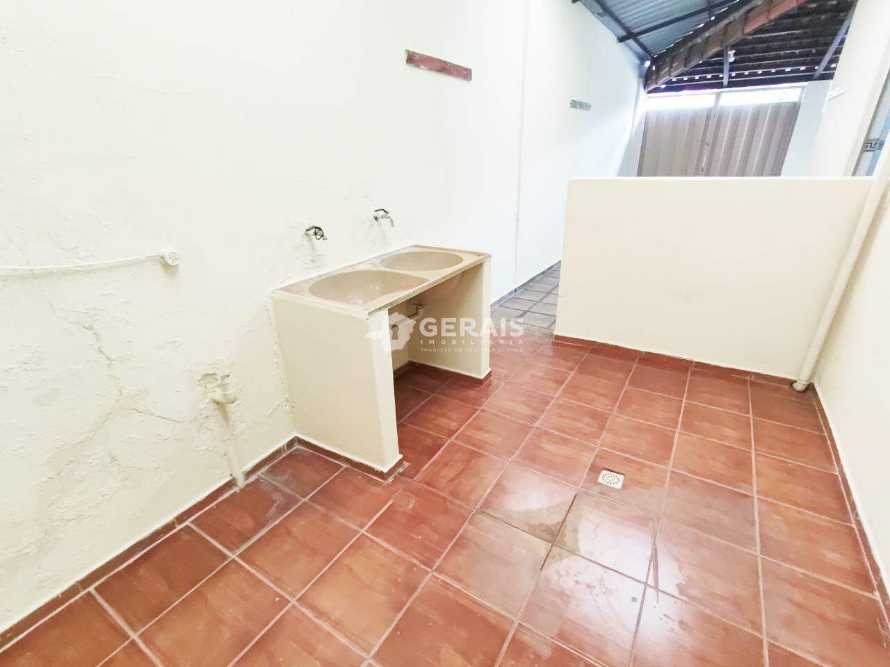 Casa para aluguel no SAO JUDAS TADEU: 08- ÁREA DE SERVIÇO