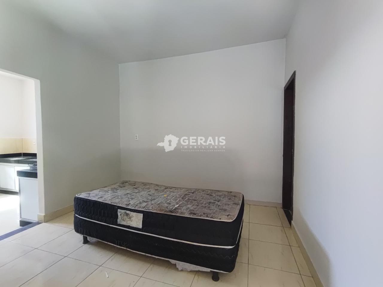 Barracão para aluguel no REALENGO: 03 - SALA