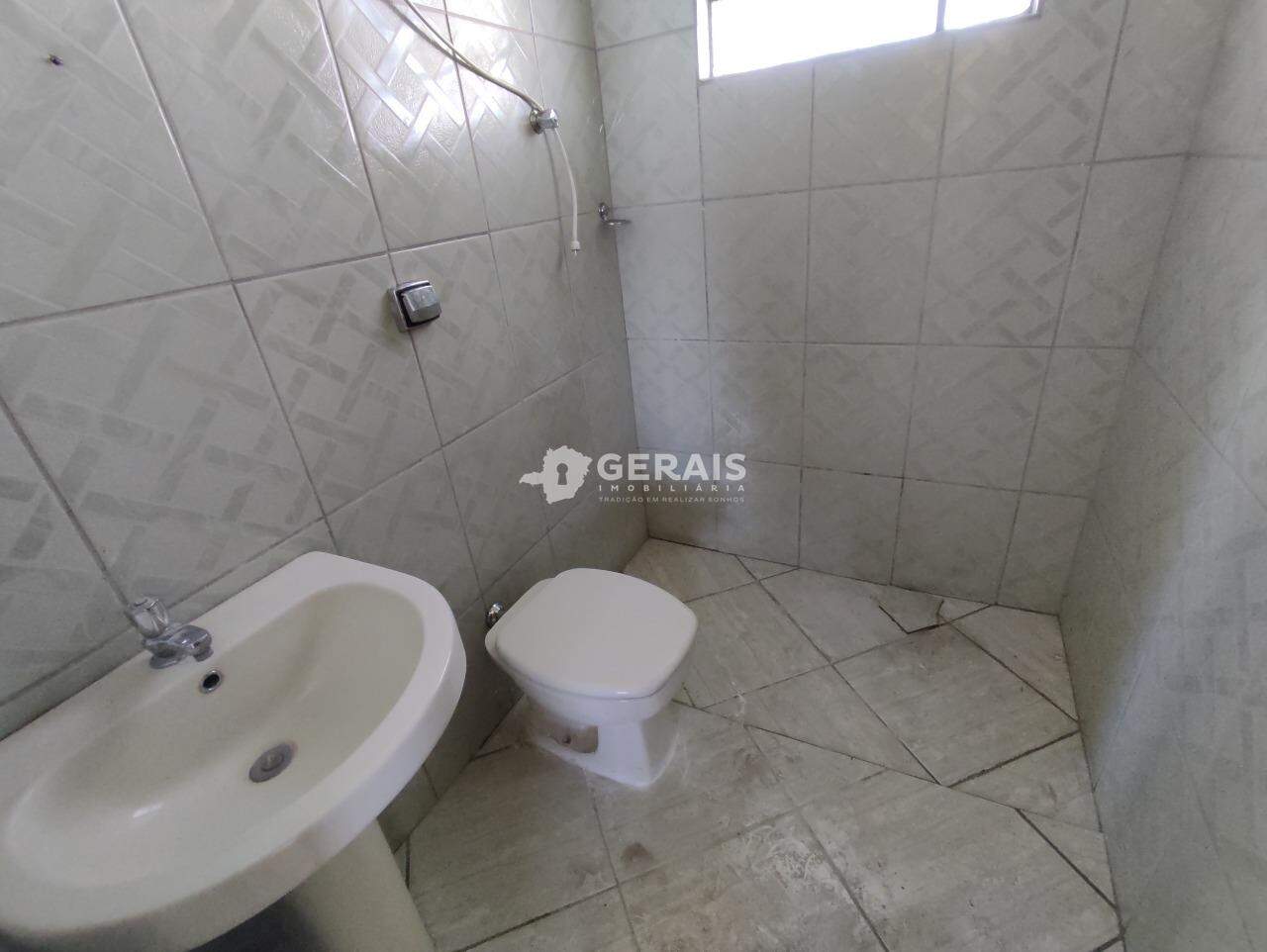 Casa para aluguel no VILA ROMANA: 09 - BANHO SOCIAL