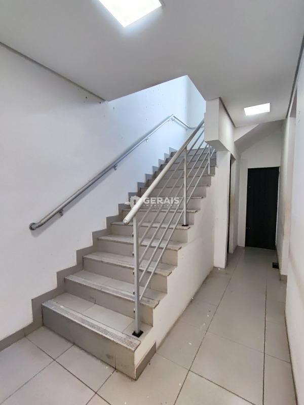 Loja com Sobreloja para aluguel no CENTRO: 09- ESCADA DE ACESSO