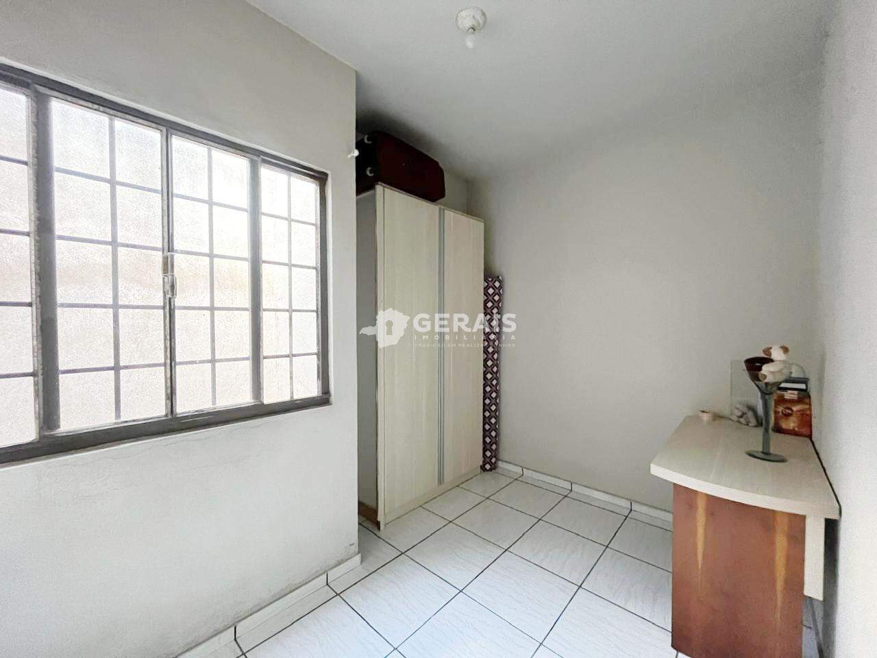 Casa à venda no REALENGO: 04- QUARTO 01