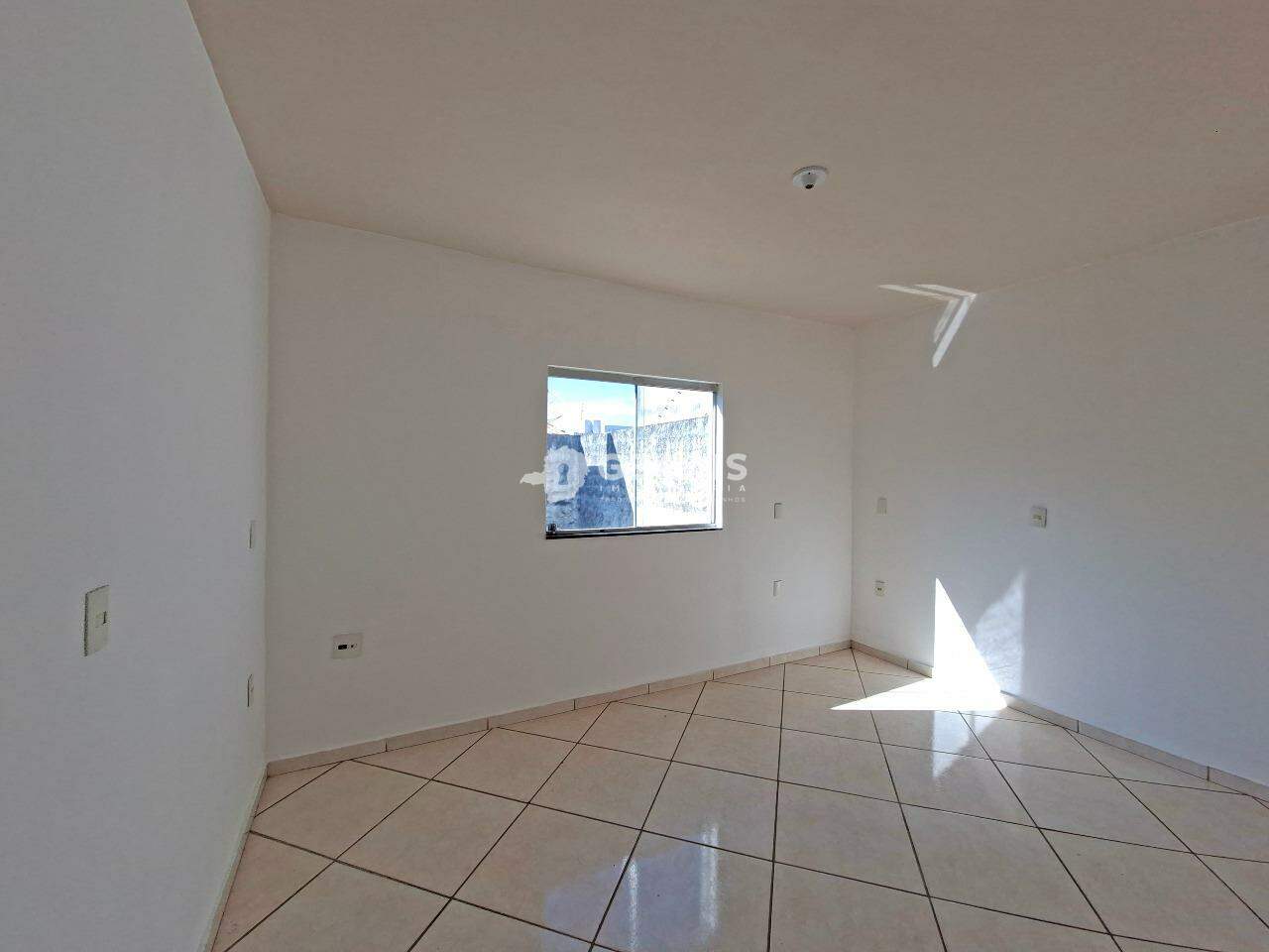 Casa para aluguel no NAÇÕES: 06 - QUARTO SUÍTE