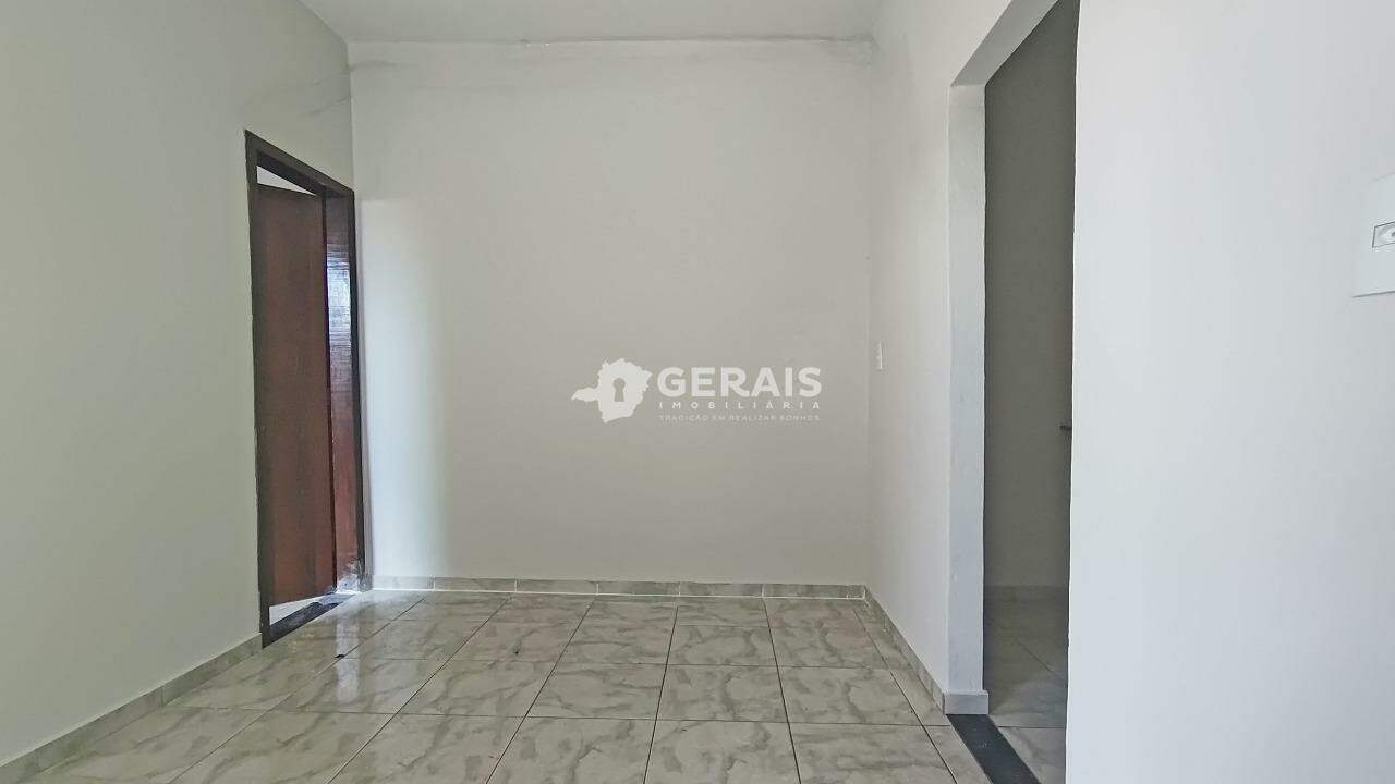 Barracão para aluguel no REALENGO: 03- SALA