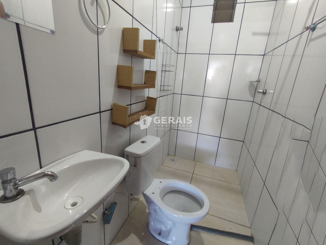 Kitnet para aluguel no JARDIM ALTEROSA: 06- BANHO SOCIAL