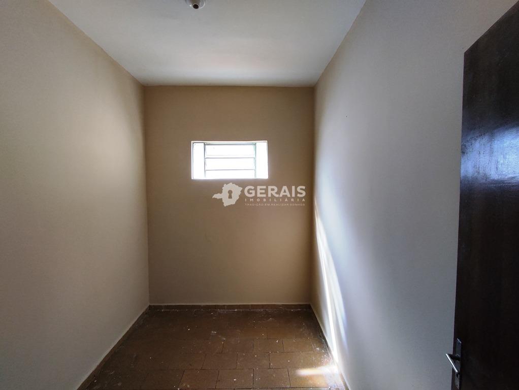 Casa à venda no SAGRADA FAMILIA: 06- QUARTO 02