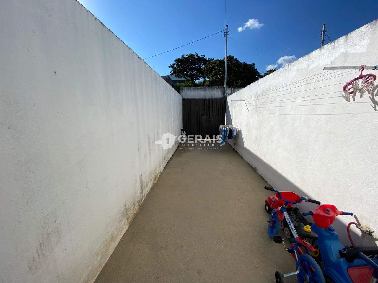 Sobrado à venda no QUINTINO: 09 - GARAGEM