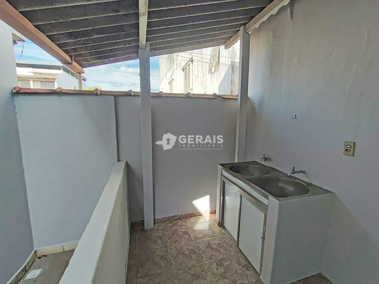 Casa para aluguel no LP PEREIRA: 09- ÁREA DE SERVIÇO