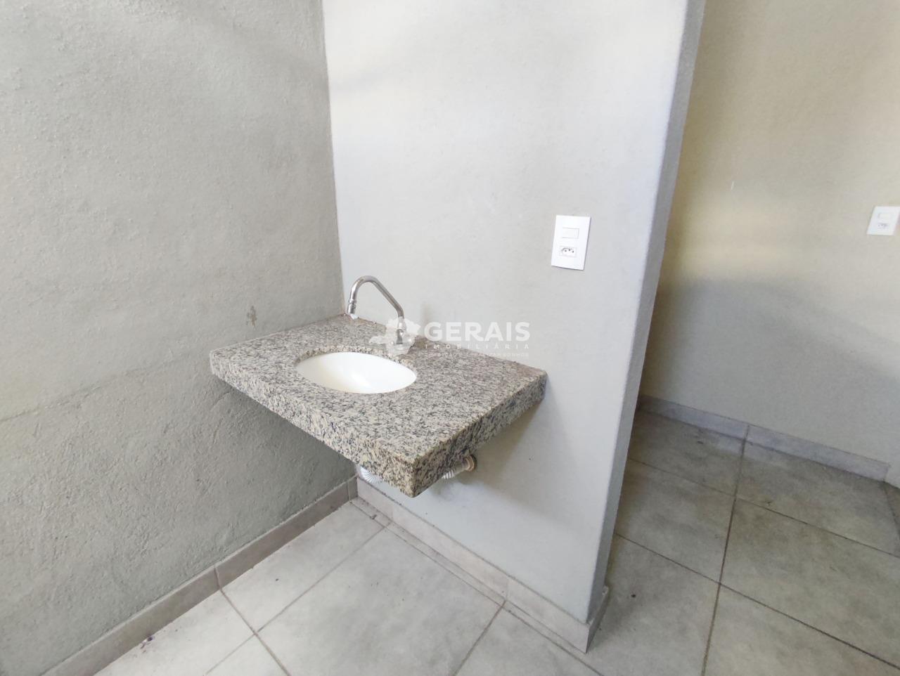 Galpão para aluguel no MANOEL VALINHAS: 08 - LAVABO