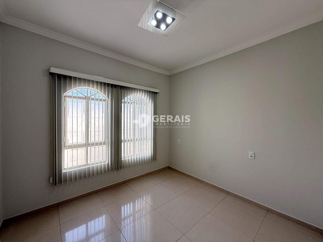 Casa para aluguel no SANTA ROSA: 06- QUARTO 01