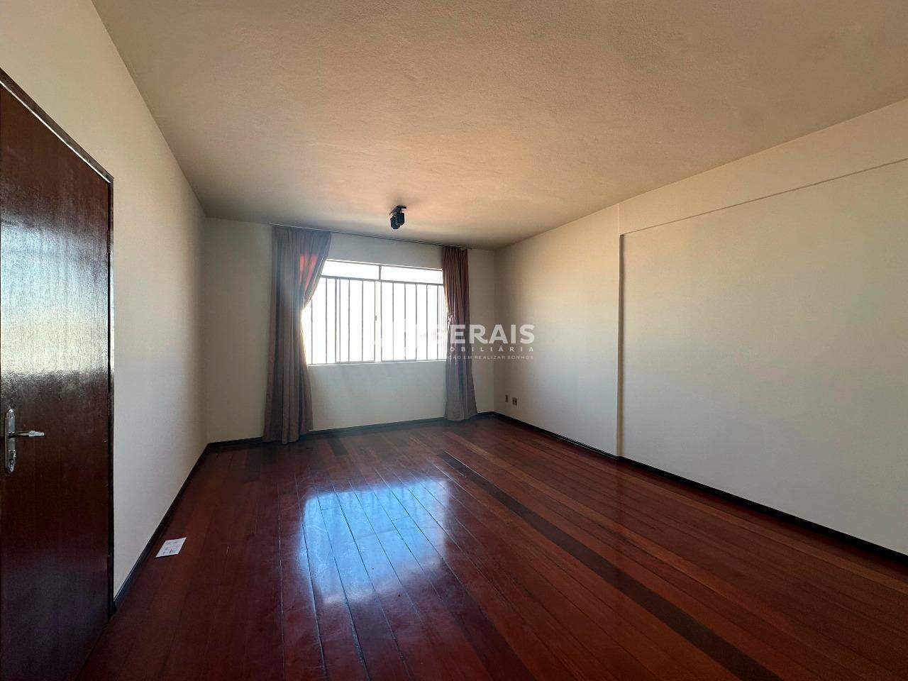 Apartamento à venda no CENTRO: 02- SALA