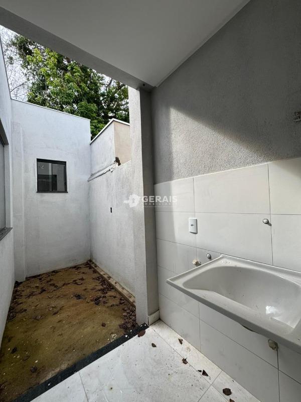 Casa à venda no SANTA ROSA: 08- ÁREA DE SERVIÇO